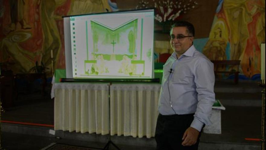 El arquitecto Marcos Medina González, ayer, durante la exposición del proyecto en la iglesia. | josé carlos guerra