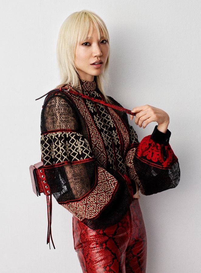 H&M Studio: Chaqueta étnica con pantalón rojo