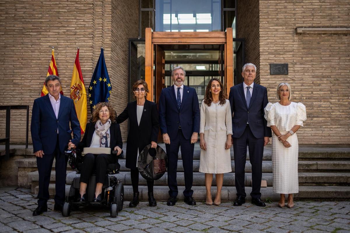 Jorge Azcón y María Navarro junto a los padres de Jorge García y Natalia Román y Andrés Suárez y Raquel Fuertes, de CARTV: