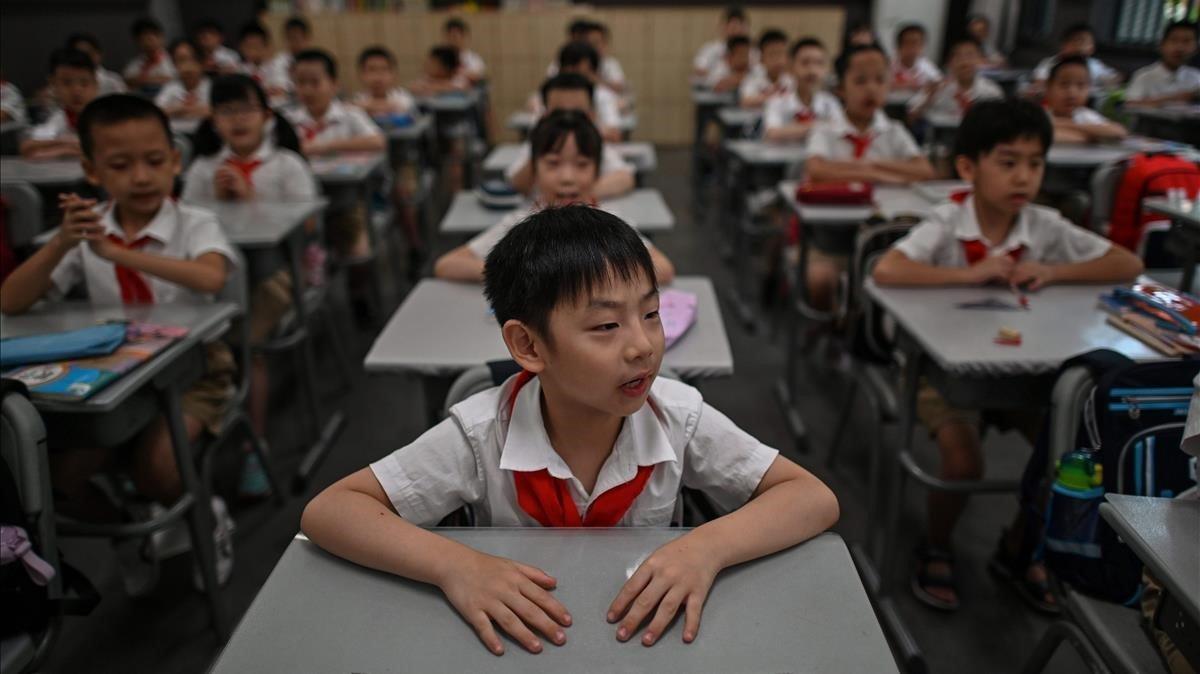 Los estudiantes asisten a clase en la escuela primaria de Changchun, en la provincia central de Hubei de Wuhan, China.