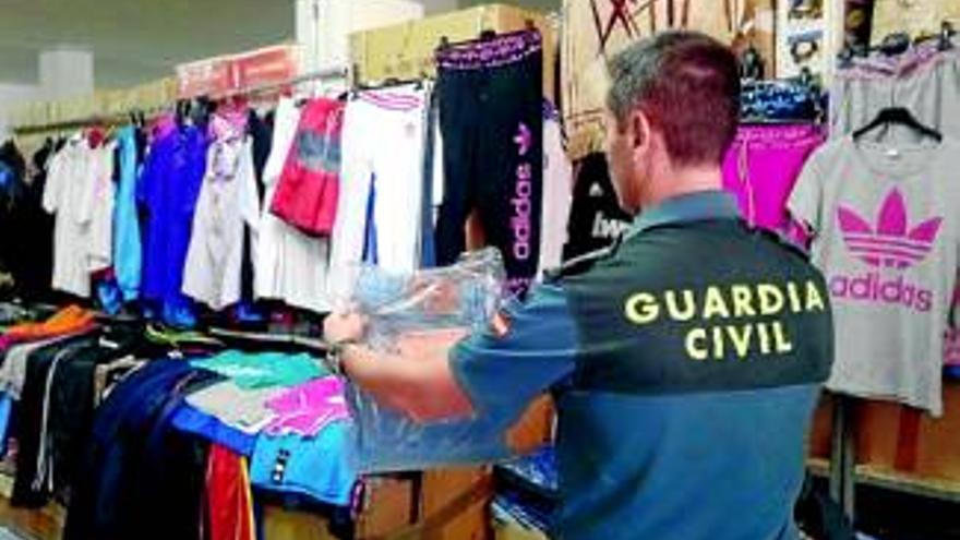 Detenido en Almendralejo un distribuidor con 2.500 productos falsificados