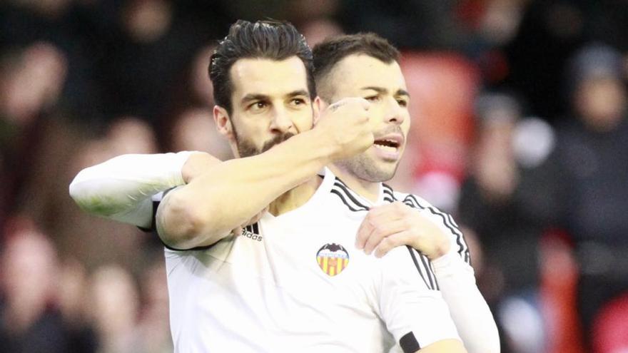 Negredo será capitán en Riazor por la lesión de Alcácer