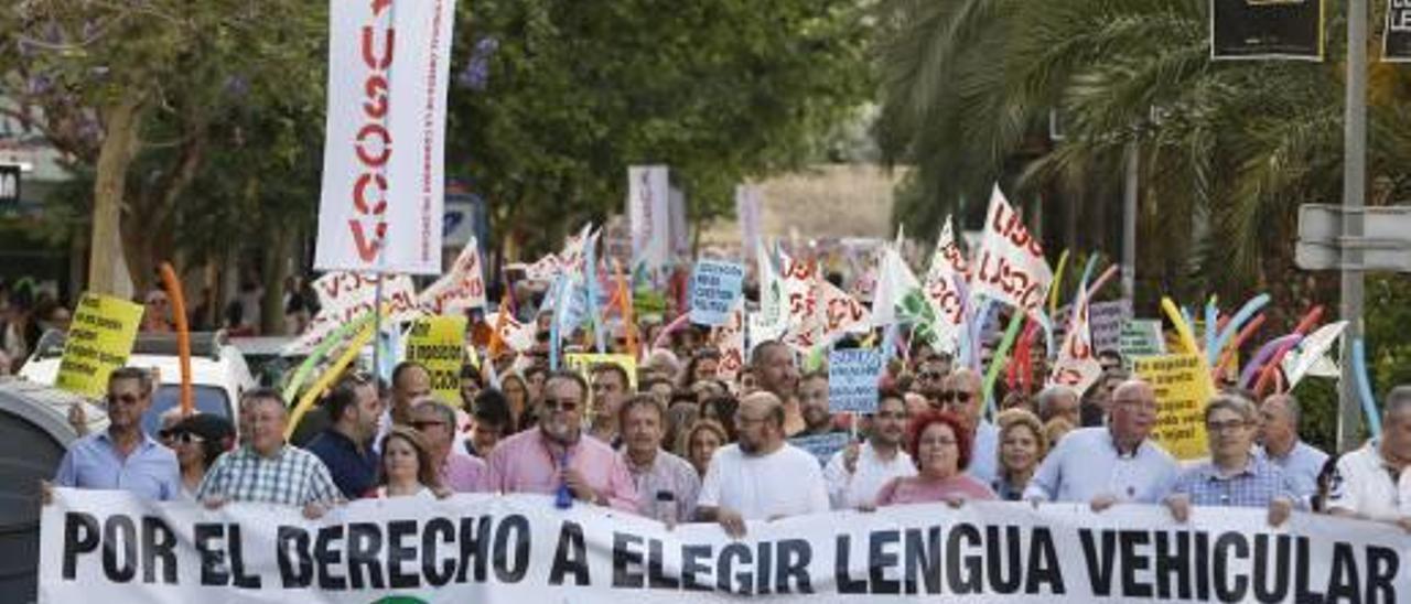 Los padres de alumnos en una de las protestas contra el plurilingüismo.