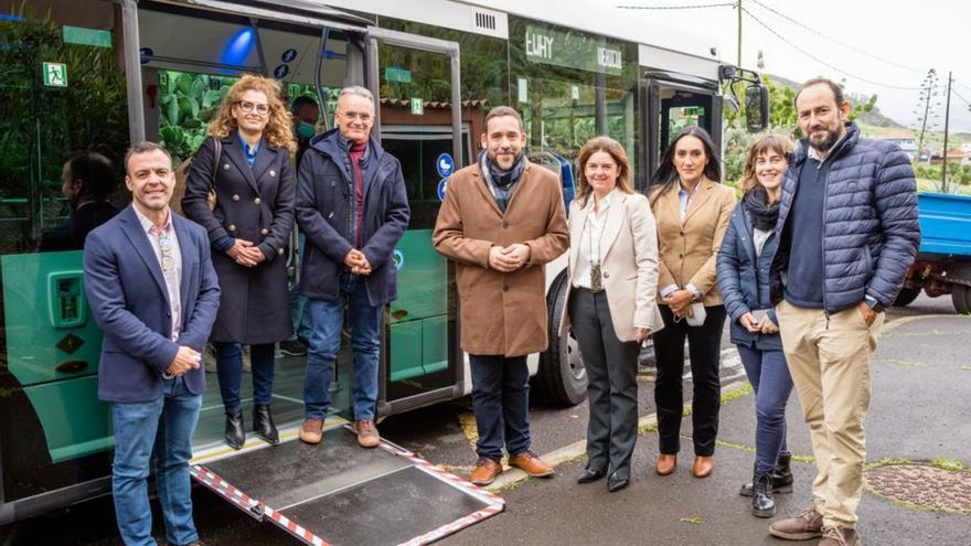 Responsables y técnicos del Consistorio y Titsa prueban la guagua eléctrica.