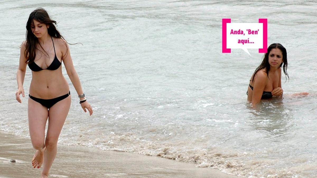 Ana de Armas y Elena Furiase en la playa en el año 2009