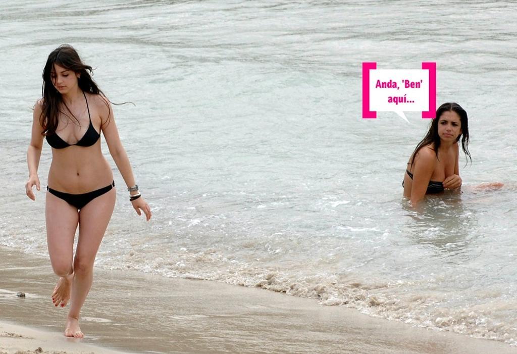 Ana de Armas y Elena Furiase en la playa en el año 2009