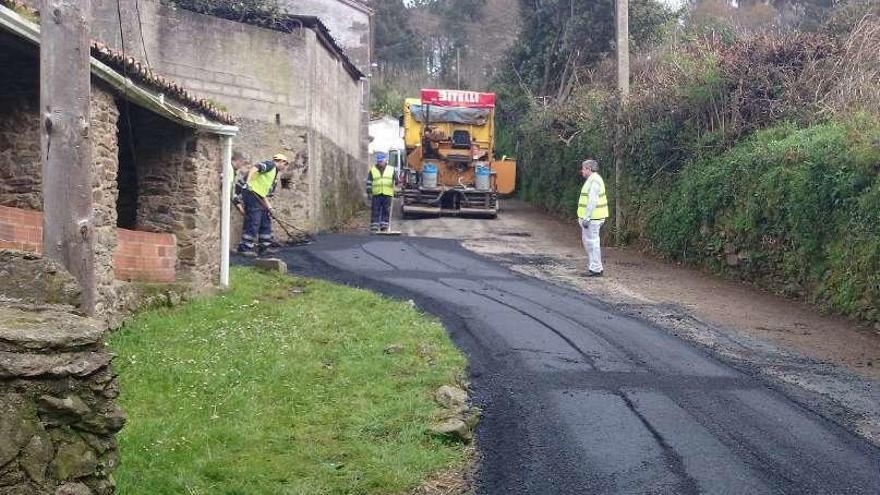 El Ayuntamiento mejora los viales de A Abeleira y O Seixoso