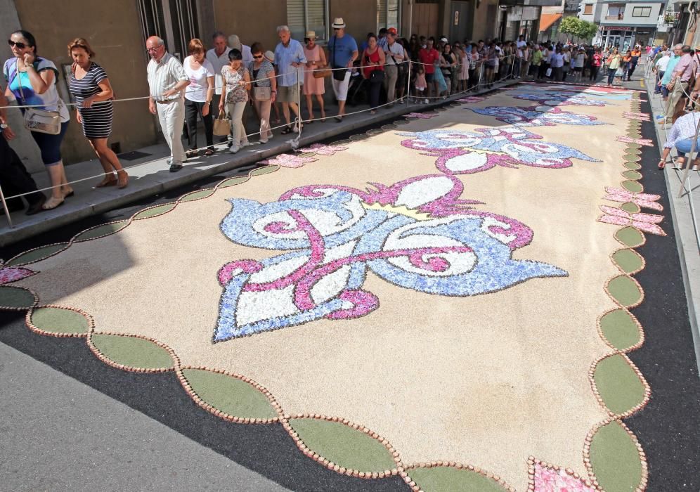 Miles de personas abarrotan las calles de la villa del Tea para disfrutar del Corpus y de las alfombras florales.