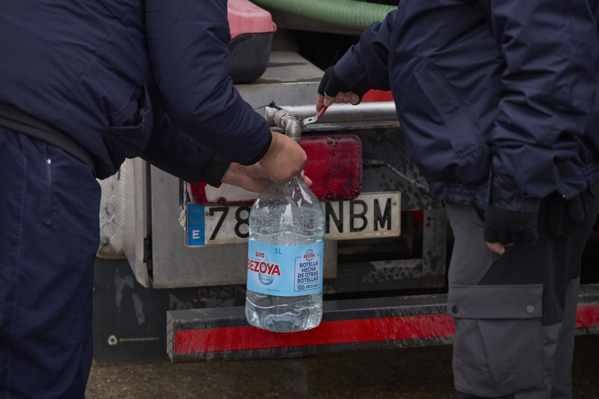 20260122 Veins de Sils agafen aigua potable d´un camió cisterna a causa que per culpa del temporal Harry, no tenen aigua potable a les llars.