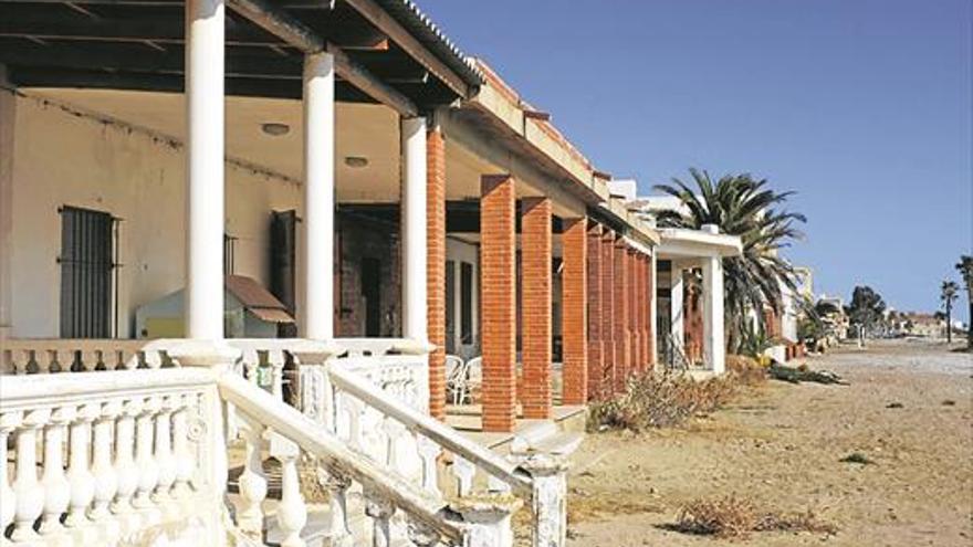 Les Corts dicen «sí» a salvar las casas de primera línea de playa