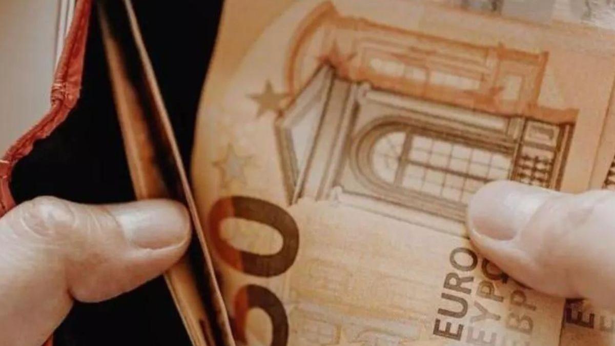 Nuevo regalo del Gobierno a los funcionarios en la nómina de julio, reciben 350 euros más