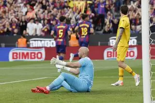 Dmitrovic decepciona en el Camp Nou al descanso