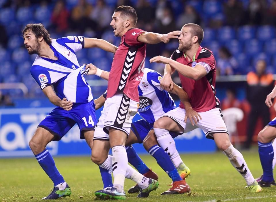 El Dépor empata en el descuento ante el Alavés