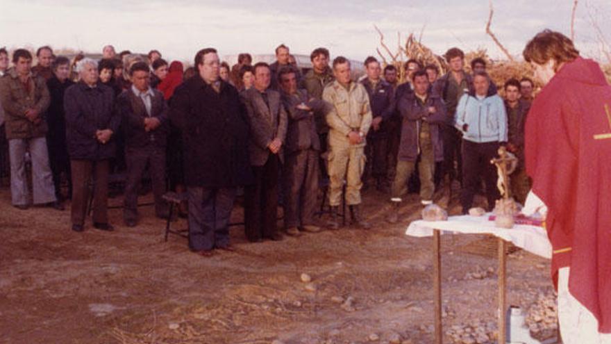 Autoridades, familiares y vecinos de Santa Cristina celebran una misa junto a las orillas del río Órbigo días después del siniestro  // Leonardo