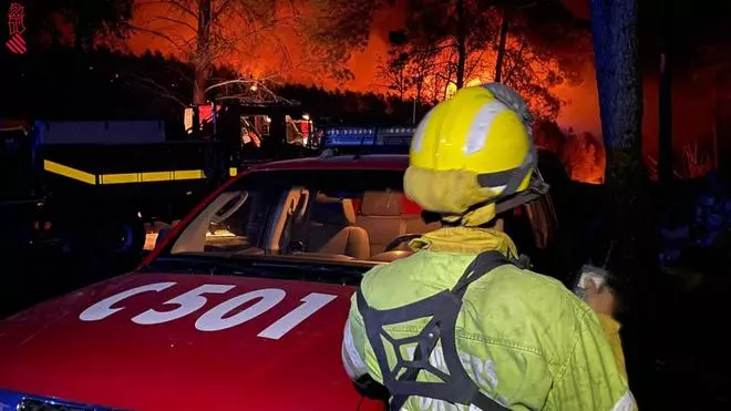 Los bomberos forestales han trabajado toda la noche en el fuego de Villanueva de Viver