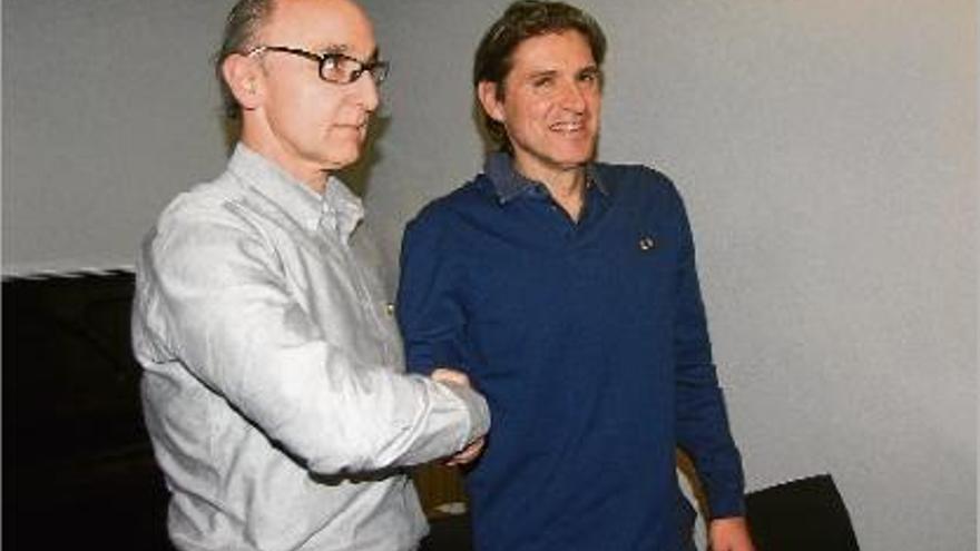 El president de l&#039;Olot, Joan Agustí, encaixant la mà amb el nou tècnic del primer equip, Julio Bañuelos.