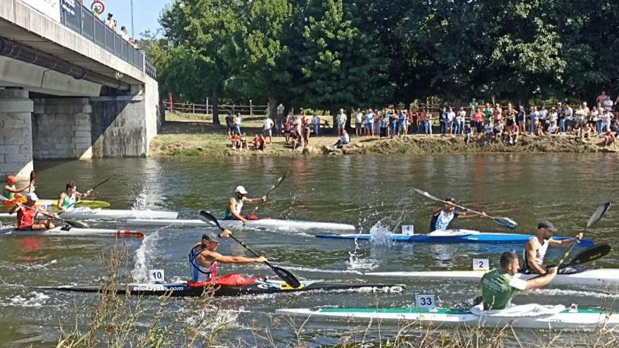 Un momento de los primeros metros del kayak individual masculino.  | // FDV 