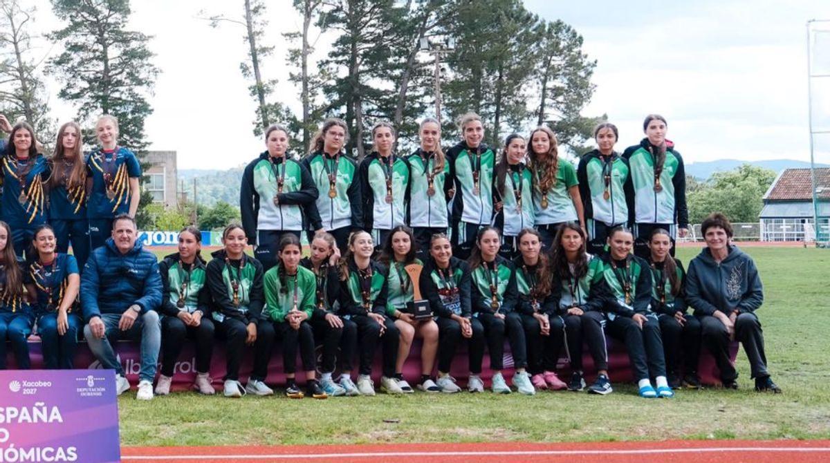 La selección andaluza femenina sub 16 de atletismo, en el tercer lugar del podio.