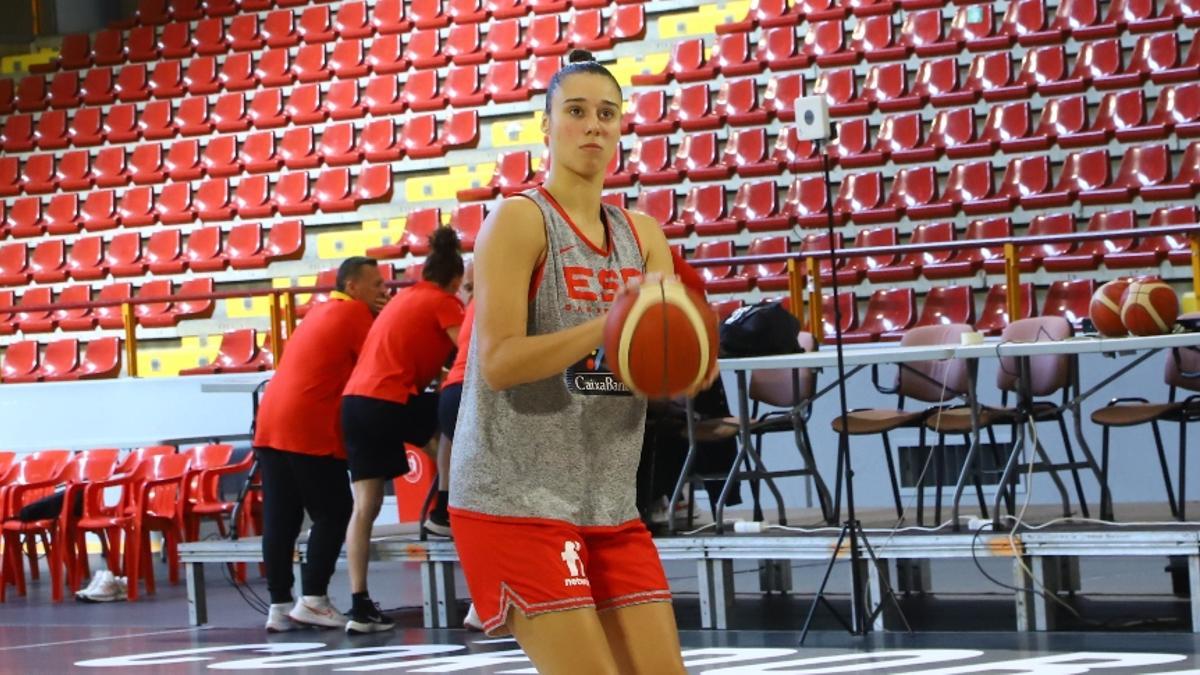 Raquel Carrera realiza un lanzamiento en un entrenamiento de la selección española de baloncesto.