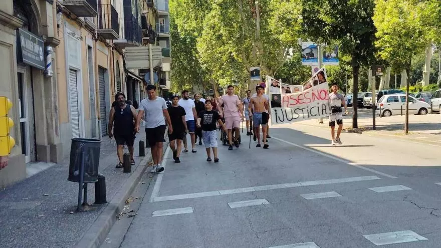 Vídeo | Protesta a la comissaria dels Mossos dels familiars i veïns de les víctimes del crim de la Font de la Pólvora