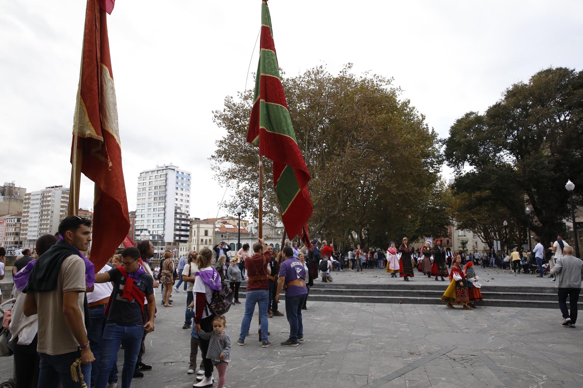 En imágenes: Gijón celebra el Día de León con bailes y el desfile de pendones