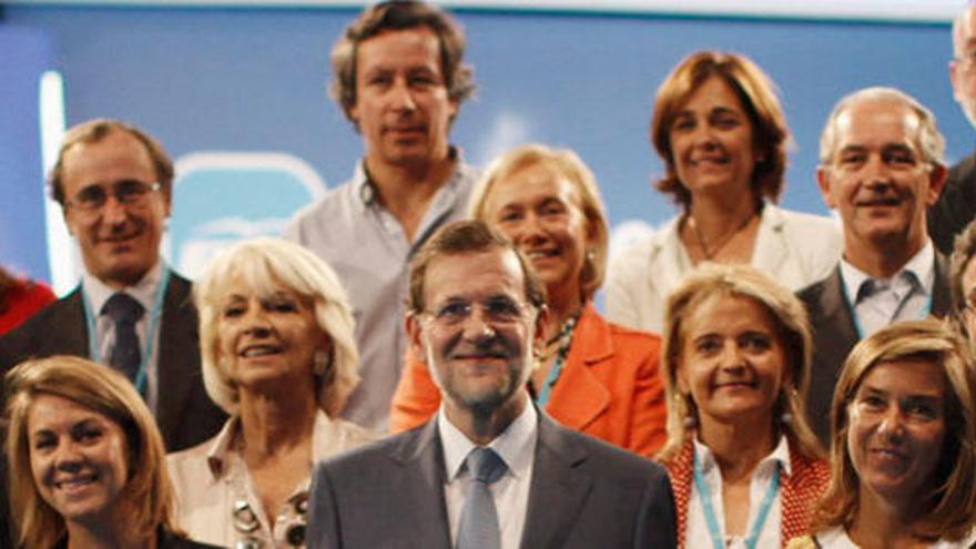 Mercedes Fernández aparece tras Rajoy durante el congreso del PP en Málaga.