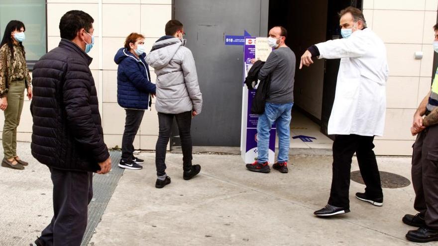 Varias personas esperan para practicarse una prueba PCR en Vitoria.