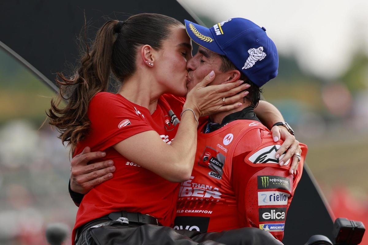 El beso entre Marc Márquez y Gemma Pinto