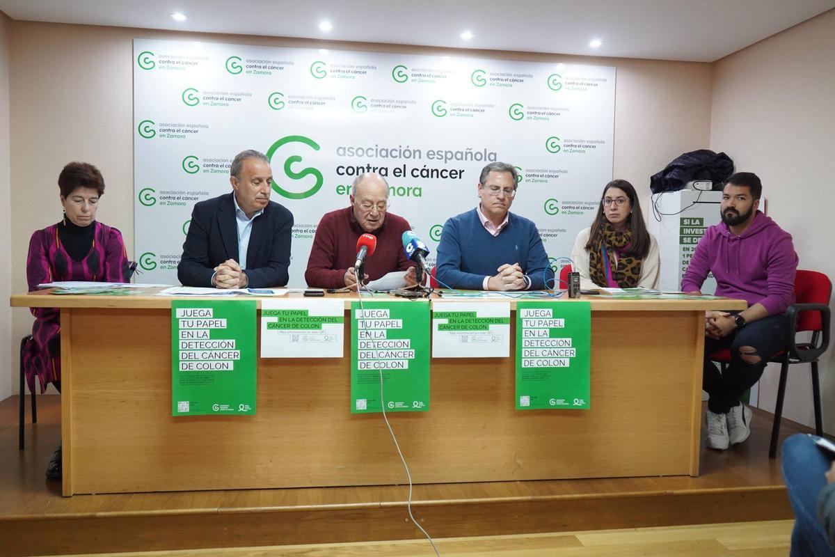 Casto López Cañibano (segundo por la izquierda), en una rueda de prensa de la Asocaición Española Contra el Cáncer.