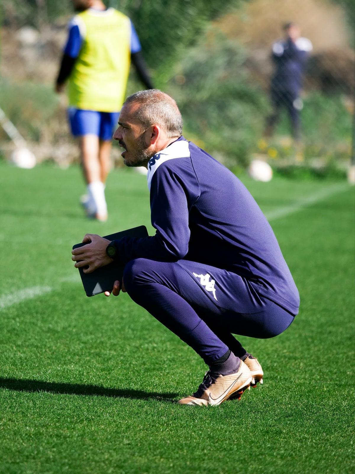 Beto Company observa el desarrollo del entrenamiento del Hércules en Fontcalent.