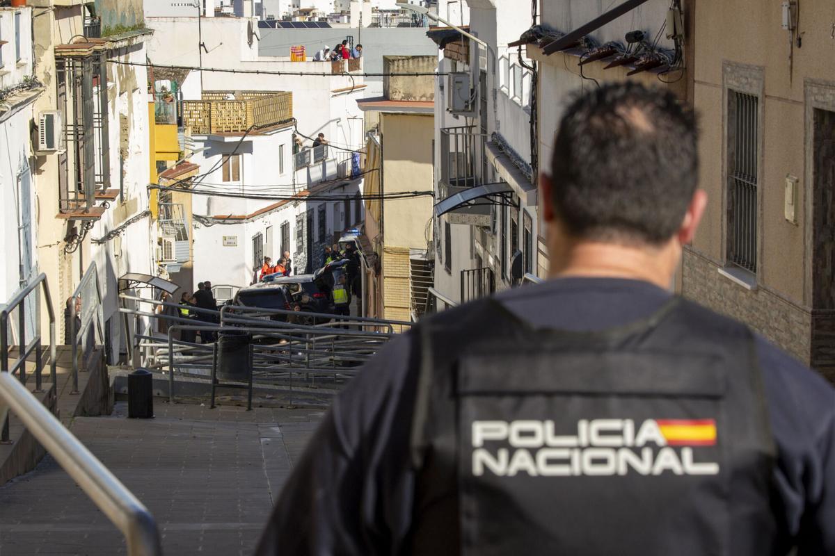 La Policía Nacional en el lugar de los hechos en Camas.