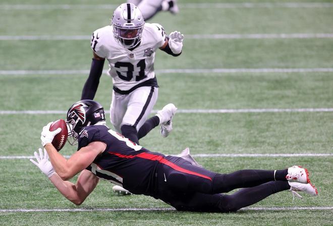 Jaeden Graham # 87 de los Atlanta Falcons no puede atrapar a los Raiders de Las Vegas en el estadio Mercedes-Benz.