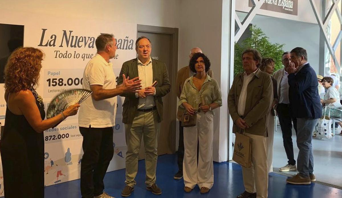 El Alcalde, en el centro, durante su visita al stand de LA NUEVA ESPAÑA.