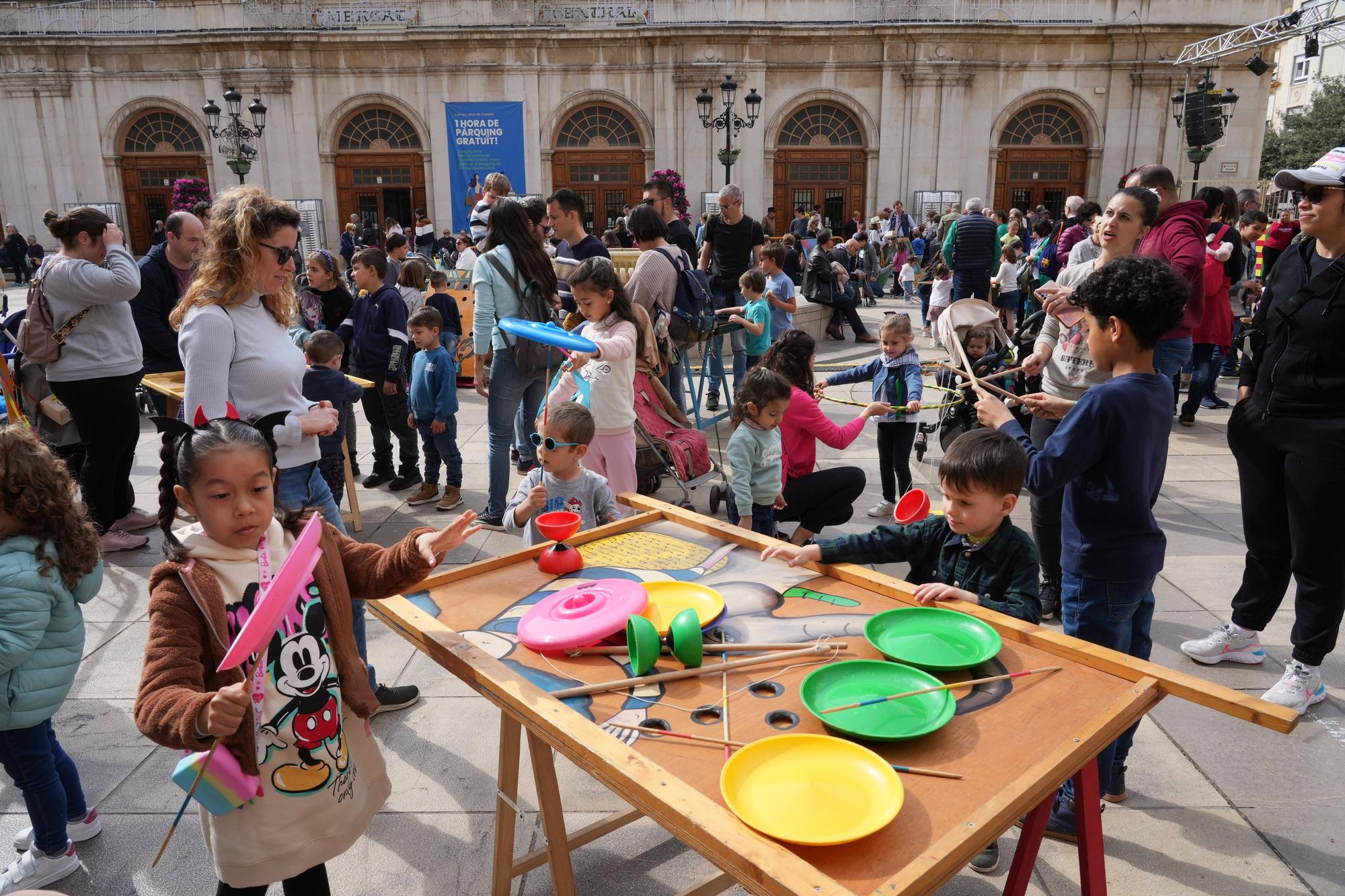 Galería de fotos: Los más pequeños se divierten jugando en la Plaza Mayor de Castelló