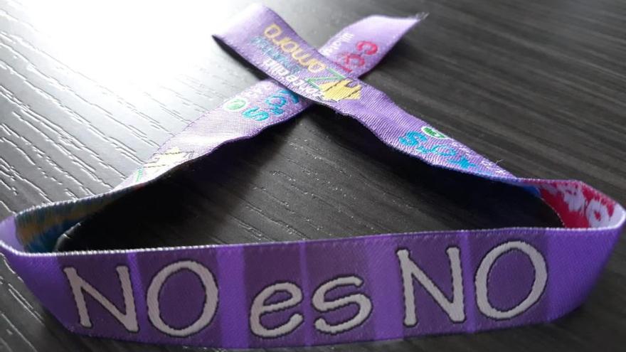 Pulsera con el mensaje &quot;No es no&quot; contra la violencia machista. // FdV