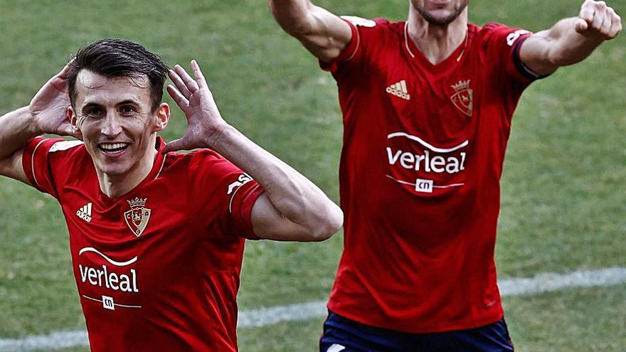 Oier Sanjurjo y Budimir celebran uno de los goles del croata. |  // J. DIGES
