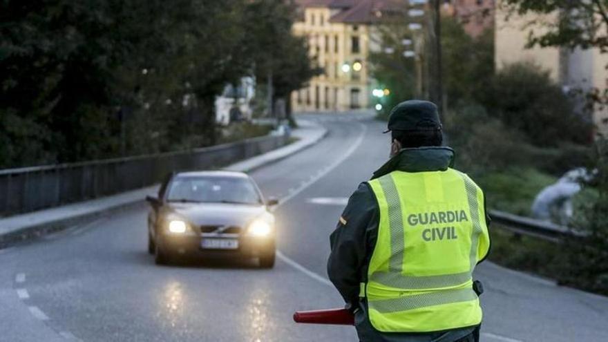 Vídeo: La Guardia Civil revisará las guanteras y retirará el carnet de conducir a quienes lleven este objeto prohibido