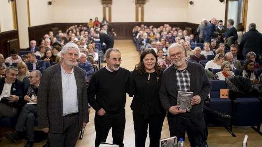 Casares con María do Ceo y Armando González en el Liceo. // B.L.