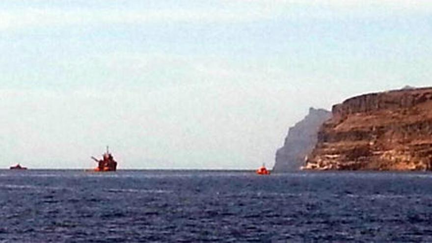 Embarcaciones de Salvamento Marítimo en la playa de Veneguera.