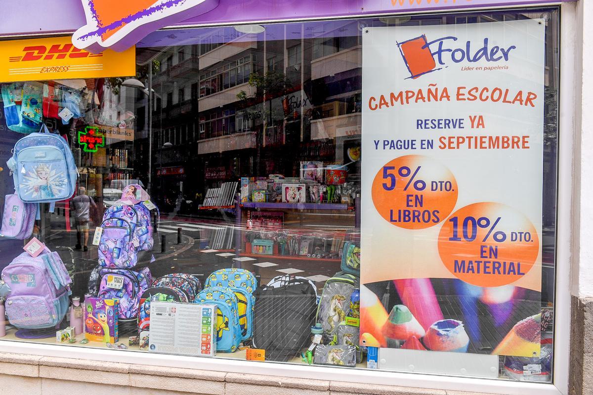 Material escolar para la vuelta al colegio en el escaparate de una papelería de la capital grancanaria.