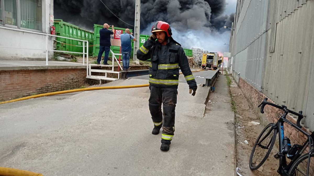 Un bombero en las proximades.