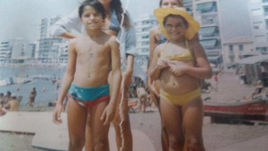 Antonio Soler en la Playa de La Colonia, en Águilas, con sus hermanas Gina, Encarni y Conchi, en 1979.