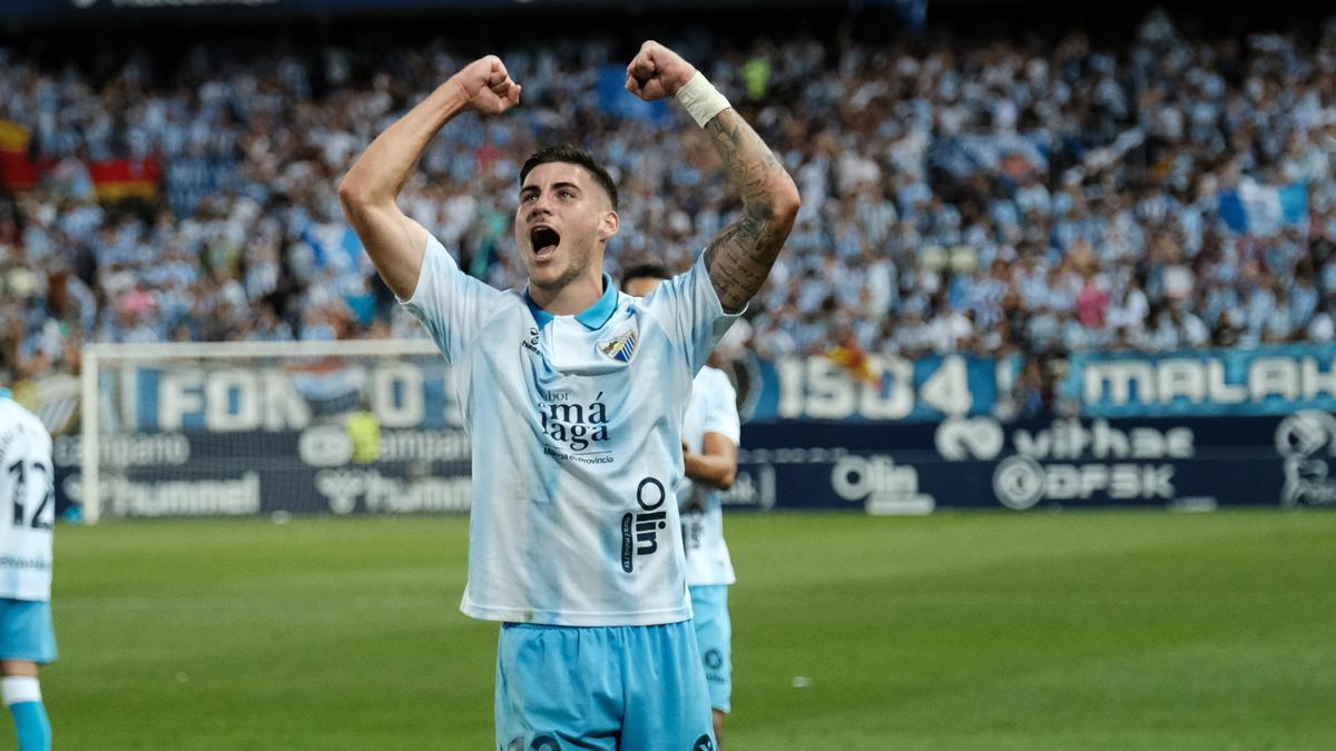 Roberto anota de penalti su segundo gol ante el Nàstic en la final por el ascenso.