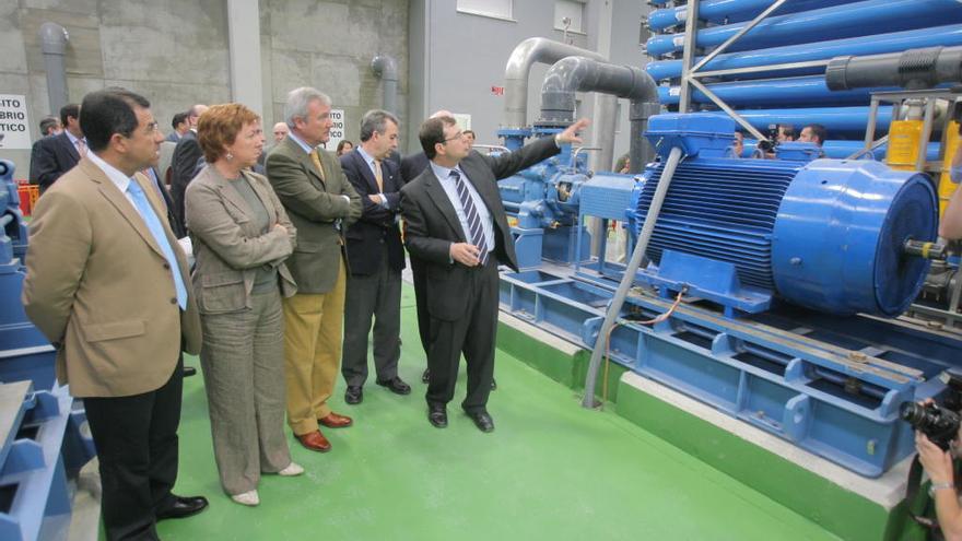 Políticos del PP, entre ellos Valcárcel y Barreiro, visitan la desaladora de Escombreras, en una imagen captada en 2007.