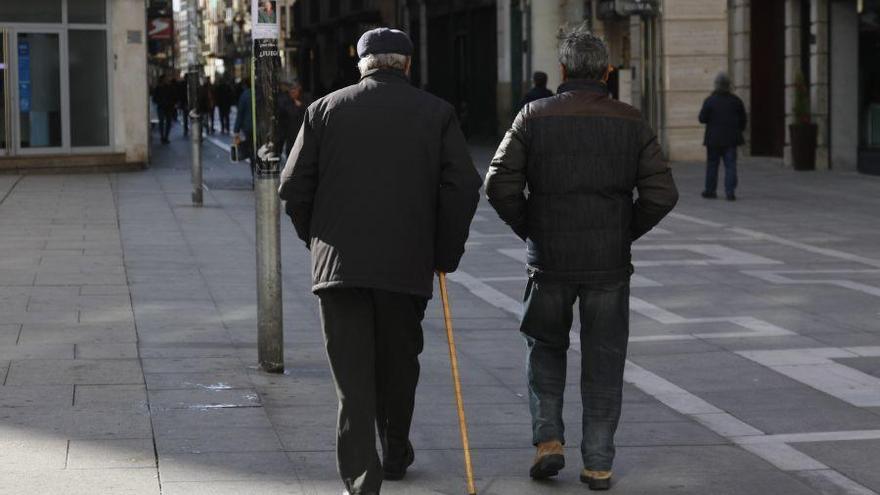 Dos jubilados pasean por Zamora.