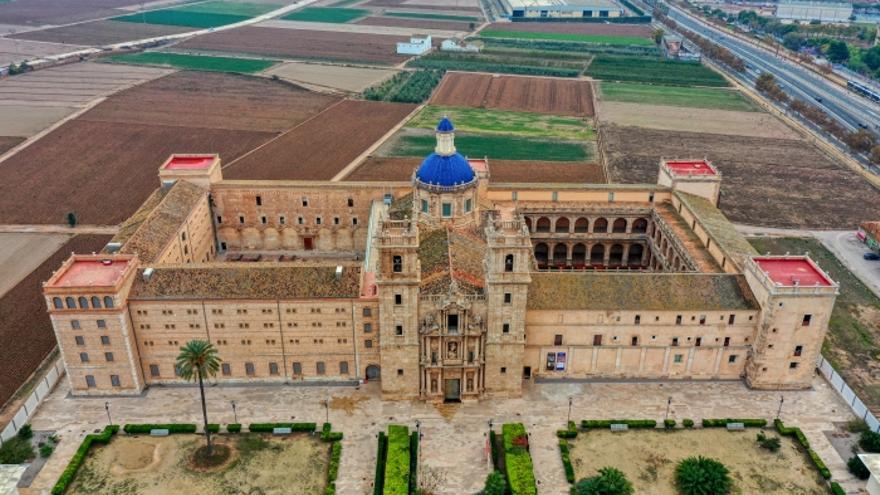 El monasterio, rodeado de la huerta que riega la acequia de Rascanya.