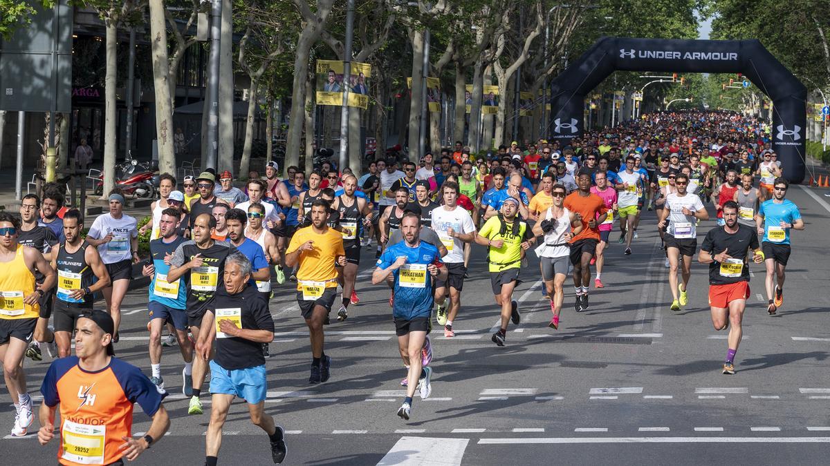 Los participantes recorren la Diagonal durante la 44 edición de la Cursa de El Corte Inglés.