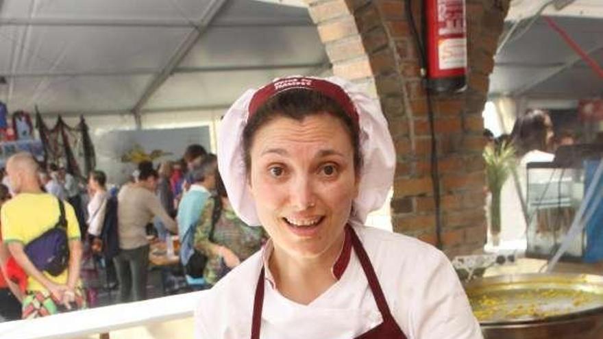 Una cocinera en la pasada Festa do Marisco de O Grove.  // Muñiz