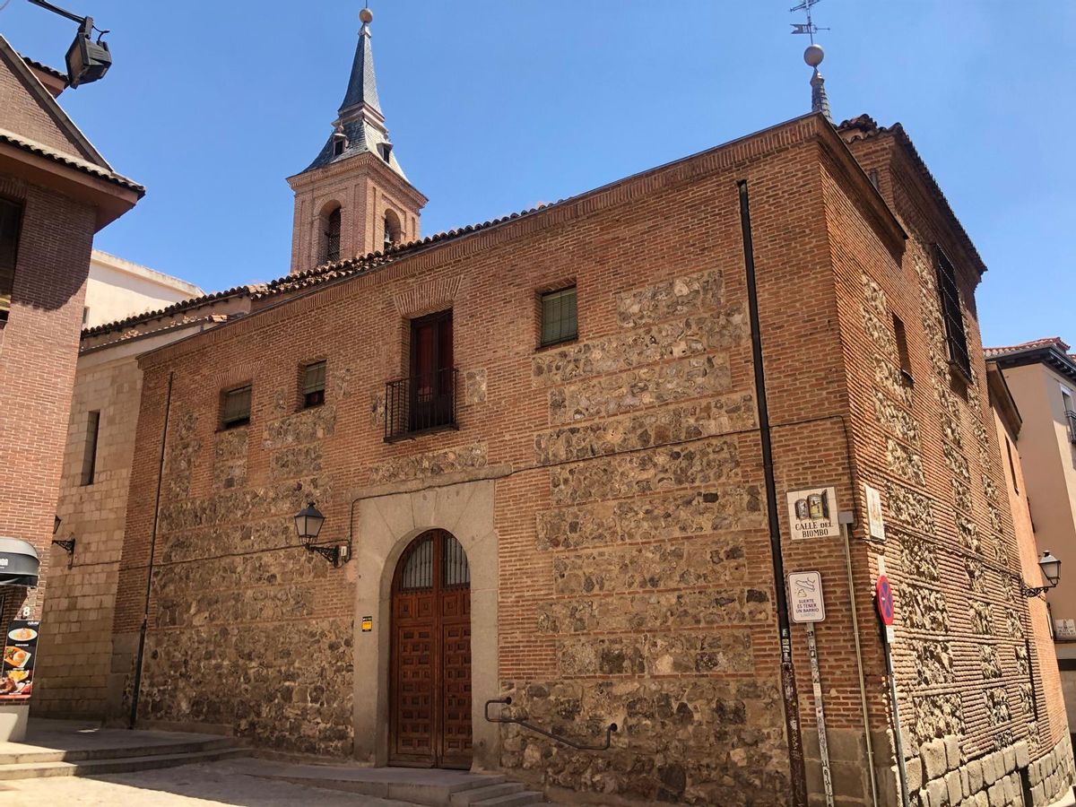 Iglesia de San Nicolás de Bari, con el torreón mudéjar al fondo.