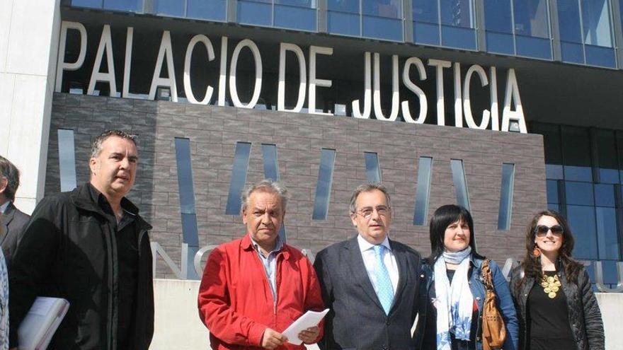 Por la izquierda, López, Muñiz, Riego, Fernández y Álvarez, ayer, ante los Juzgados en Gijón.